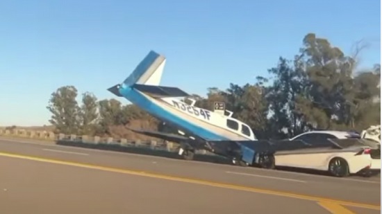 فيديو مرعب.. طائرة تصطدم بسيارة على الطريق السريع