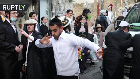 فيديو .. اليهود المتشددين ينتهكون إجراءات كورونا باحتفالهم بعيد المساخر 