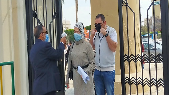 كشف حرارى ومنع الدخول بدون الكمامة بامتحانات جامعة عين شمس