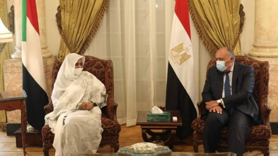 وزير الخارجية يلتقي نظيرته السودانية ويؤكد التزام مصر بدعم المرحلة الانتقالية في السودان 