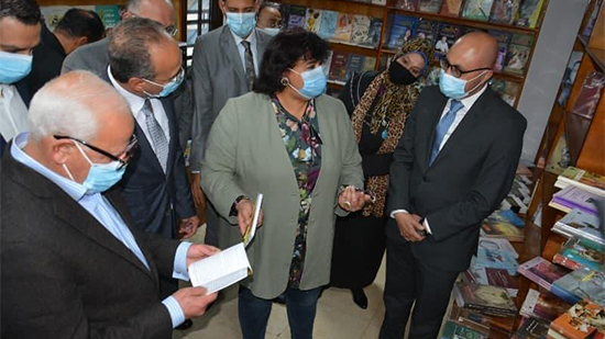 وزيرة الثقافة ومحافظ بورسعيد يتفقدان منفذ الهيئة العامة للكتاب
