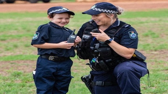  بالصور.. أصغر شرطية بأستراليا  طفلة ٧ سنوات تمارس عملها الشرطي