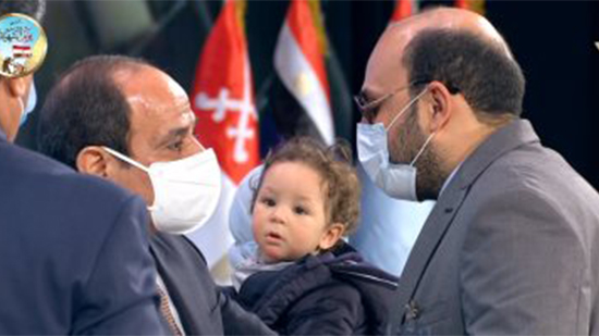 الرئيس السيسي يكرم طبيب فقد بصره أثناء مواجهة كورونا فى الاحتفال بيوم الشهيد