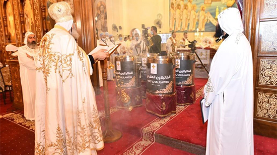 البابا تواضروس ينهي القداس الإلهي بعد تقديس زيتَي الميرون والغاليلاون 