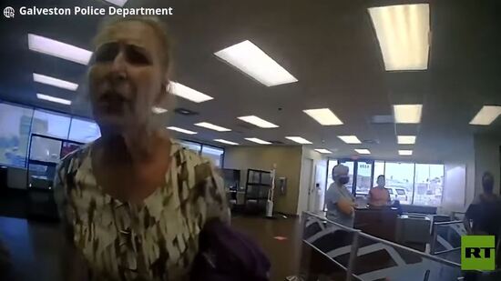  فيديو .. اعتقال امرأة مسنة بعنف بأمريكا لرفضها ارتداء الكمامة حتى تعرضت للالتواء في قدمها