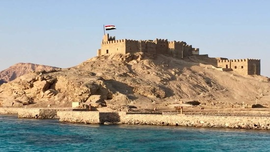 إضاءة قلعة صلاح الدين الأيوبي بجزيرة فرعون بطابا احتفالا بالعيد القومي لمحافظة جنوب سيناء
