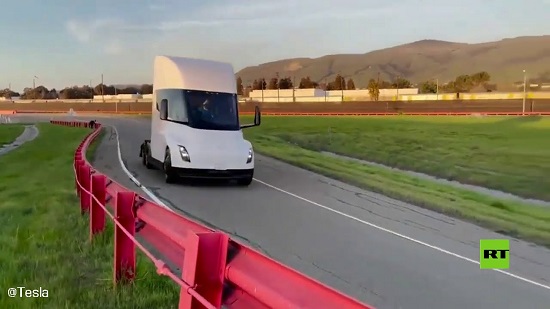 فيديو .. إيلون ماسك : الشاحنة الكهربائية الجديدة تسير لمسافة 1000 كيلومتر دون شحن 
