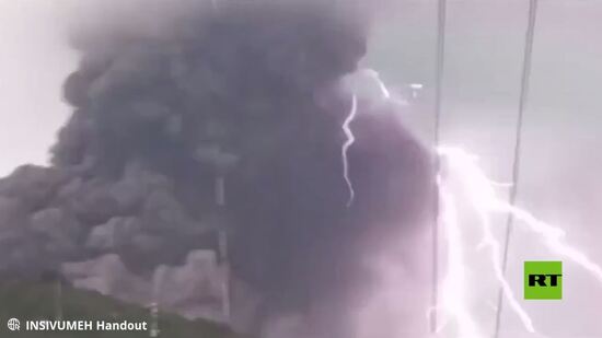 صاعقة تضرب البركان في غواتيمالا خلال ثورانه