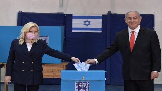 نتنياهو وزوجته يدليان بأصواتهما في انتخابات الكنيست