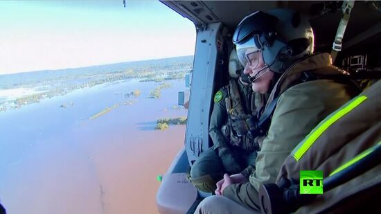 رئيس وزراء أستراليا يتفقد أضرار الفيضانات من على متن طائرة مروحية