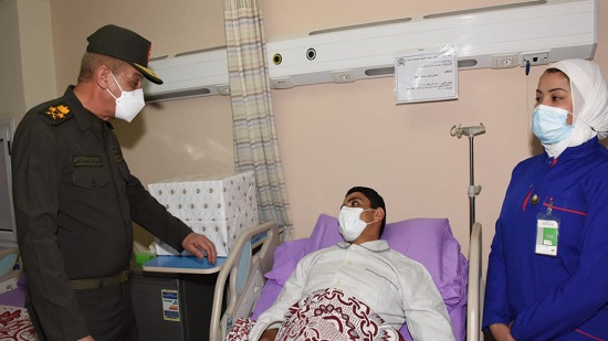  وزير الدفاع يزور المرضى والمصابين بالمجمع الطبى للقوات المسلحة بالمعادي (صور)
