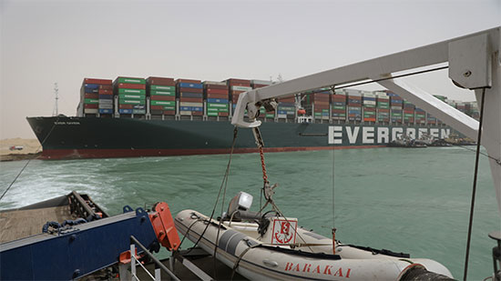 رئيس هيئة قناة السويس: أكبر شركات الإنقاذ تشارك في عملية تعويم السفينة الجانحة