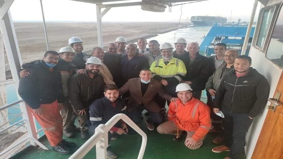محافظ بورسعيد لتعويم السفينة الجانحة بقناة السويس : رسالة للعالم بعظمة العامل المصري 