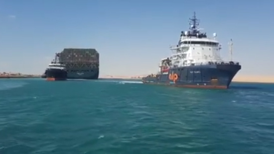 فيديو .. السفينة الجانحة بمنتصف المجري الملاحي لقناة السويس 