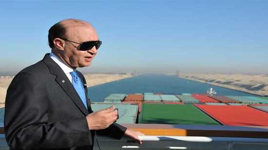 مستشار السيسي: لجنة تحكيم دولية تفحص الصندوق الأسود للسفينة الجانحة بقناة السويس