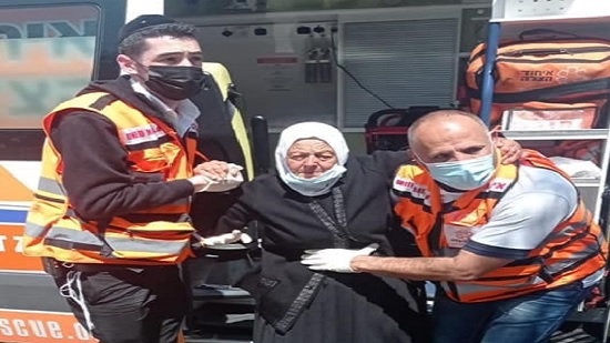  إسرائيل : ساعدنا سيدة عربية مسنة لتلقي لقاح كورونا
