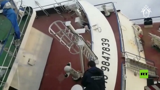  فيديو .. انقلاب سفينة في روسيا ووقوع إصابات 
