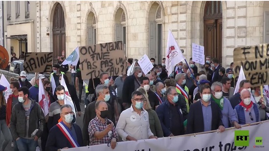  فيديو .. محتجون بفرنسا يلقون التراب والتبن أمام مباني البلدية 
