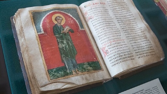 روسيا تعرض مخطوطة أرثوذكسية مرمّمة تعود إلى القرن العاشر الميلادي