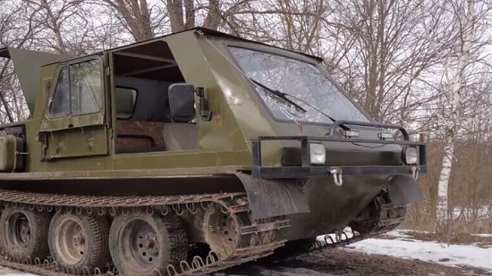  فيديو .. مجنزرة روسية مصنوعة يدويا من 12 سيارة قادرة على العوم
