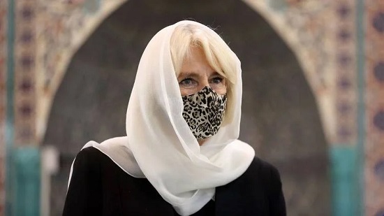 صور .. زوجة ولى العهد البريطانى ترتدى الحجاب داخل مسجد فى لندن