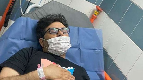 نقل المنتج وليد منصور للمستشفي بعد تعرضه لوعكة صحية
