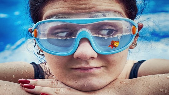 كيف يؤثر الكلور المتواجد بحمامات السباحة على عينيك؟
