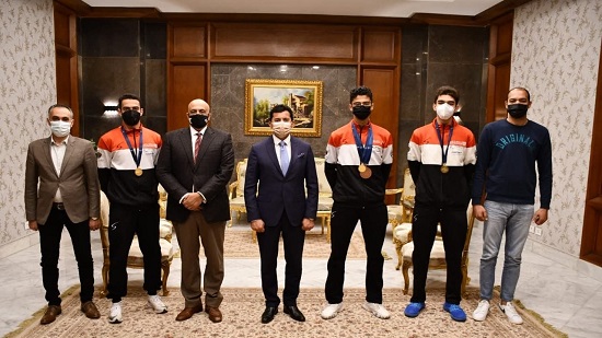 وزير الرياضة يكرم أبطال مصر ببطولة العالم للسلاح : فرحتونا بالميداليات

