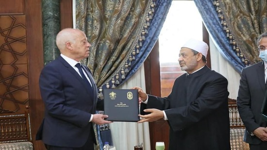 شيخ الأزهر يهدي الرئيس التونسي نسخة من وثيقة الأخوة الإنسانية