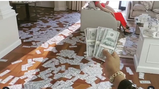 محمد رمضان ينشر فيديو جديد يلقي فيه الدولارات على الأرض