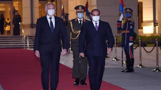 الرئيس السيسي يودع ضيفه الرئيس التونسي