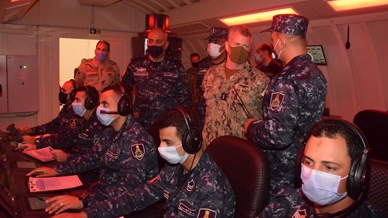  قائد القوات البحرية المصرية يلتقى نظيره الأمريكي وقائد الأسطول الخامس الأمريكي بقاعدة رأس التين

