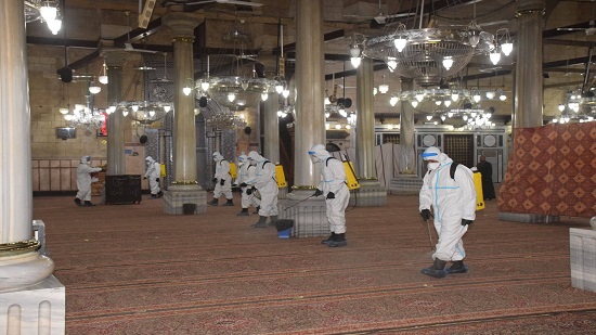  القوات المسلحة تقوم بأعمال التعقيم لعدد من المساجد الكبرى خلال شهر رمضان (صور)
