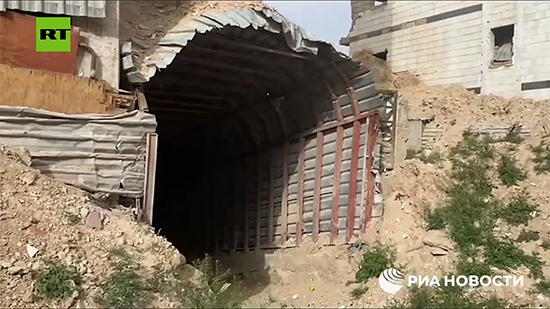 فيديو .. مراسل يكشف عن نفق عملاق للإرهابيين في ريف دمشق