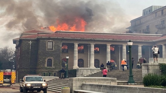  فيديو .. حريق هائل في جامعة كيب تاون وإجلاء الطلاب من الحرم الجامعي
