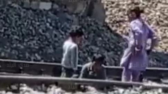 خد بالك ده بيصورنا.. أطفال يفكون قضبان السكة الحديد فى سوهاج.. صور وفيديو