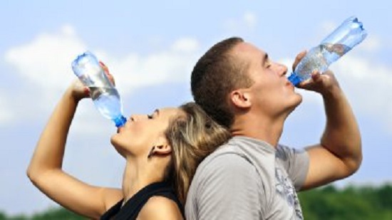 معلومة رياضية.. أهمية شرب المياه للرياضيين والكمية المطلوبة قبل وبعد التمرين