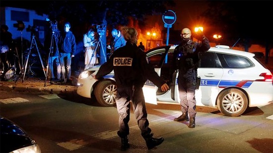 تونسي.. الشرطة الفرنسية تكشف عن جنسية المهاجم في حادث الاعتداء
