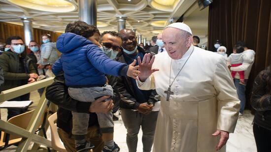 بالفيديو.. البابا فرنسيس يحتفل بعيد شفيعه وسط الفقراء الذين يتلقون لقاح كورونا