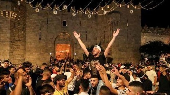آلاف الفلسطينيين يحتفلون بإزالة الحواجز