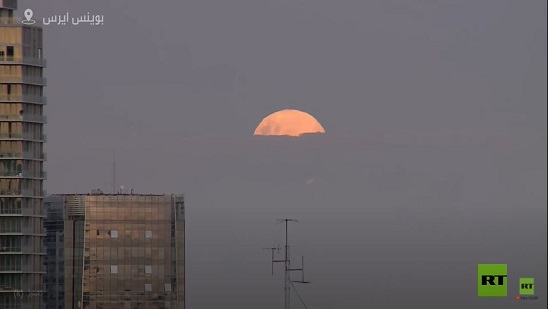  فيديو .. القمر الوردي العملاق الأول لهذا العام يضيء سماء الأرض
