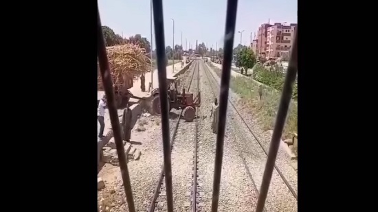 بالفيديو.. السكة الحديد: ضبط سائق جرار زراعي قبل اصطدامه بقطار نوم