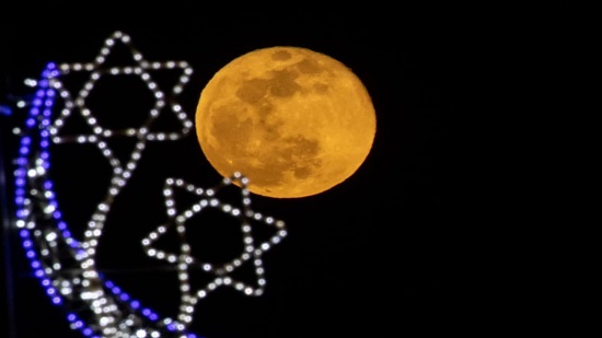  القمر العملاق يزين سماء تل أبيب