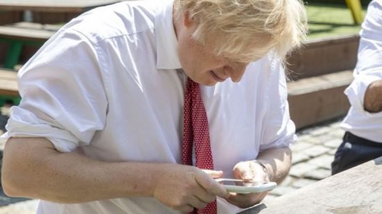 بوريس جونسون: رقم الهاتف الشخصي لرئيس الوزراء البريطاني متاح للجميع على الإنترنت منذ 15