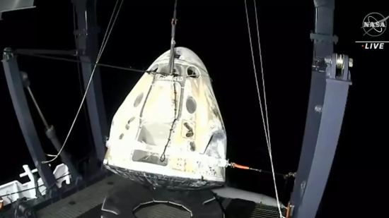 أربعة رواد يعودون من محطة الفضاء الدولية في مركبة لـ
