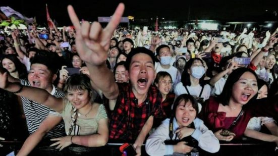 ملاصقون لبعضهم البعض وبدون كمامات.. ألاف الصينيين يحضرون مهرجان في «ووهان»