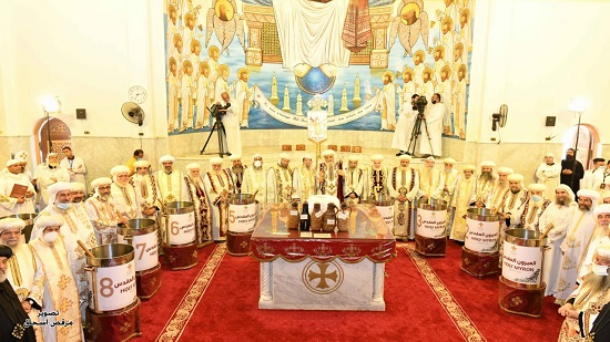  البابا وعدد من الأساقفة يقيمون طقس إضافة الخميرة المقدسة للميرون الجديد بدير الأنبا بيشوي (صور)