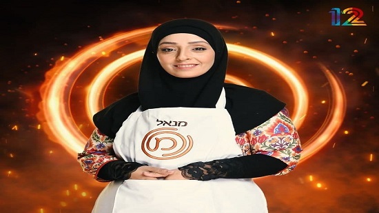 سيدة مسلمة  طبخت خلال المسابقة من المطبخ العربي