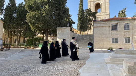  مطران القدس يترأس الصلاة لراحة نفوس من ماتوا في زمن كورونا بدير الصعود 
