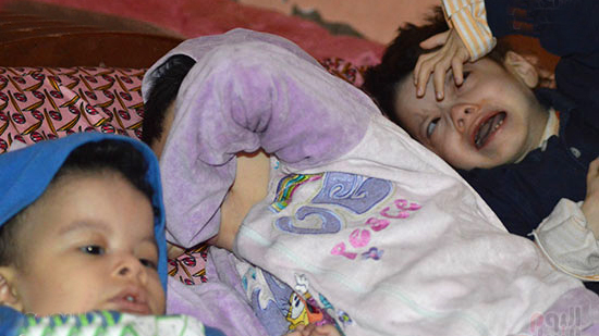 والد يوسف ومينا ورامي المصابون بضمور في المخ يستغيث بالبابا تواضروس (صور)